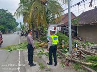 Pengemudi Mengantuk, Mobil Pengangkut Solar Tabrak Pagar Sekolah Tabrak SD