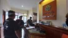 Sambangi Kantor Desa Sayan, Sejumlah Warga Pertanyakan Kades Cabut Tanda Tangan Desa Sayan
