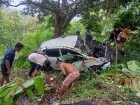 Rem Blong, Mobil WNA Rusia Terperosok ke Jurang Rem Blong
