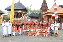 Ida Sesuhunan Bhatara Sakti Pura Dalem Batan Dulang Pohgading Napak Pertiwi, Wali Kota Jaya Negara Ngayah Nopeng Nopeng