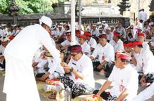 Doakan Kerahayuan Jagat, Bupati Sanjaya Melaksanakan Bhakti Penganyar di Pura Punduk Dawa Pura Punduk Dawa