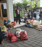Bank Sampah Kreneng Berseri Lakukan Gotong Royong Pilah Sampah Sampah
