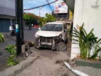 Sopir Kaget, Bagian Depan Toyota Avanza Hancur Tabrak Pot Kampung Bugis