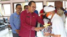 Sambut Rahina Tumpek Krulut, Sekda Buleleng Serahkan Bantuan Sosial Kepada Lansia Lansia