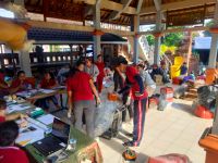 Bank Sampah Kayumas Bersemi Gelar HUT Pertama Dengan Bagikan Hadiah Kepada Nasabah Baru Bank Sampah