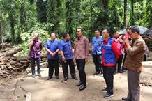 Tinjau Lokasi Banjir Bandang, Sekda Suyasa Juga Serahkan Bantuan Kepada Masyarakat Tinjau Lokasi Banjir