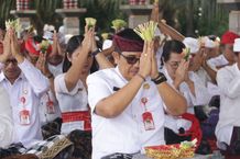 Bupati Sanjaya Hadiri Pujawali di Prajapati Setra Gubug Tabanan Pujawali
