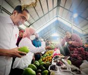 Sembari Berbelanja, Presiden Jokowi Pantau Harga Kebutuhan Pokok di Pasar Baturiti Tabanan Presiden Jokowi