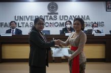 Layanan Air Minum Berbasis Masyarakat Antarkan Lia Yasmita Raih Gelar Doktor FEB Unud feb unud