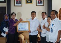 Jembrana Terima Sertifikat Predikat Kepatuhan Standar Pelayanan Publik Ombudsman RI Sertifikat Strandar Kepatuhan