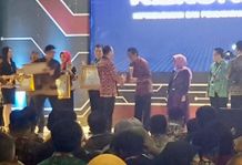 Komiten Berikan Kemudahan Bagi Masyarakat, Kadis Dukcapil Denpasar Raih Penghargaan Dukcapil Bisa Penerimaan Penghargaan