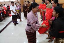 Sagung Antari Jaya Negara Serahkan Bantuan Ratusan Paket Sembako Kepada Kader PKK Kecamatan Bantuan Sembako