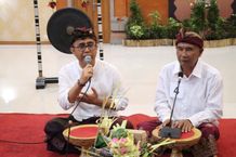 Wali Kota Jaya Negara Bersama Disabilitas Matembang Pupuh Ginada Saat Membuka Utsawa Dharma Gita Bagi Penyandang Disabilitas Wali Kota Jaya Negara