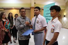 Puluhan Anak Panti Asuhan Denpasar Terima Sertifikat Dari Cambridge University Press and Assessment Penyerahan sertifikat