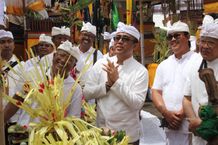 Wali Kota Jaya Negara Mendem Pedagingan di Pura Puseh Desa Adat Sesetan Upacara Medem Pedanginan