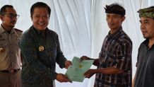 Bupati Bangli Hadiri Gerakan Masyarakat Pemasangan Tanda Batas Serentak di Desa Pengiangan GEMAPATAS