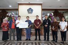 Sekda Adi Arnawa Serahkan Kartu Jamsostek Program TJSP Kabupaten Badung Penyerahan Kartu Jamsostek