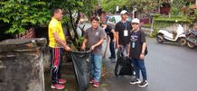 Gandeng Mahasiswa KKN, Desa Dangin Puri Kangin Gelar Giat Jumat Bersih Giat Jumat Bersih