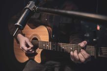 Kesalahan Umum dan Tantangan dalam Belajar Bermain Gitar di Chordtela Bermain Gitar