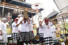 Bupati Tabanan Melaksanakan Penyineban Aci Usabha Kewulu di Pura Basukian Besakih Nyineb