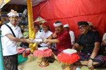 Ketua DPRD Tabanan Serahkan Bantuan Pembuatan Ogoh-ogoh Ogoh-ogoh