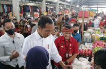 Bupati Sanjaya Dampingi Presiden Joko Widodo Cek Harga Kebutuhan Pokok di Pasar Induk Baturiti Pasar Induk Baturiti