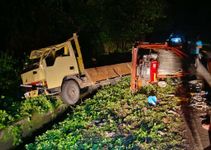 Ban Pecah Hingga Terguling, Dua Penumpang Truk Tewas di Tempat kecelakaan lalulintas