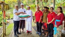 Maknai Tumpek Krulut Sebagai Hari Kasih Sayang, Wabup Diar Serahkan Bantuan Sembako di Yayasan Gurukula Gurukula
