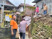 Hujan Deras, Senderan Rumah Warga di Desa Kayuputih Jebol Senderan
