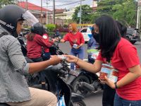 Astra Motor Bali Bagikan Ribuan Coklat Valentine untuk Pengendara Honda Coklat Valentine