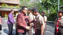 Ikuti Lomba Pramuka Tingkat (LT-IV), Wawali Arya Wibawa Lepas Kontingen Kwarcab Pramuka Denpasar Tahun 2023 Pramuka
