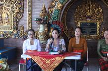 Ayu Kristi Arya Wibawa Buka Pelatihan Membuat Banten “Ayaban Tumpeng Pitu” Pelatihan Membuat Banten