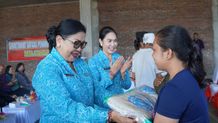 Sinergi Dengan Provinsi, Tim Penggerak PKK Jembrana Turun Menyapa dan Berbagi ke Masyarakat Aksi sosial