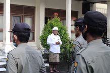 Sekda Alit Wiradana Pimpin Apel Disiplin di Kantor Satpol PP, Minta Kedepankan Cara Humanis dan Tidak Arogan Apel Pagi
