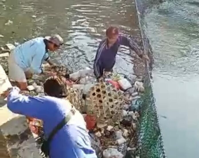 Bersihkan Sampah di Kawasan Sungai