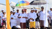 Pantau Pelaksanaan Pemelastian, Bupati Tamba Pinta Umat Agar Jaga Toleransi Pantau Upacara Melasti