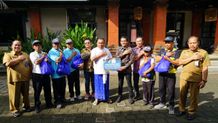 Tenaga Kebersihan Jembrana Dapat Bantuan Sembako Pemberian CSR