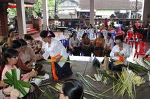 Tingkatkan Pemahaman Banten Sesuai Sastra, WHDI Kota Denpasar Kembali Gelar Pelatihan Membuat Banten Pelatihan Membuat Banten