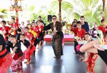 Kunjungi Yayasan Bali Kuna Santi, Putri Koster Semangati Anak-Anak Dalam Berkesenian Semangati Anak-Anak dalam Berkesenian