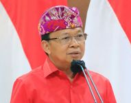 Gubernur Wayan Koster Deportasi 2 Warga Asal Polandia Pengganggu Ketertiban Hari Raya Nyepi deportasi 2 wna