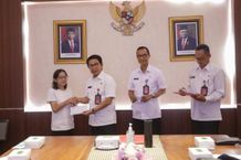 Sekda Adi Arnawa Serahkan Santunan Kepada Pensiunan dan Ahli Waris ASN Santunan Pensiunan ASN