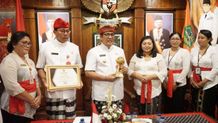 Serius Tingkatkan Pelayanan Kesehatan, Pemerintah Kabupaten Tabanan Raih Penghargaan UHC Award 2023 UHC Award 2023