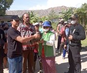 Ditintelkam Polda Bali Bagikan Sembako Kepada Kelompok Pemulung di TPA Suwung Sembako