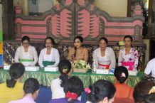 Ayu Kristy Arya Wibawa Hadiri Pelatihan Membuat Banten di Banjar Kertha Bhuwana Kaja Pelatihan Membuat Banten