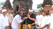 Disambut Hangat, Bupati Tamba Beri Semangat Umat Hindu di Kabupaten Blitar Blitar