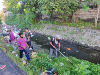 Jumat Bersih, Desa Dangin Puri Klod Bangun Kesadaran Kebersihan Lingkungan Jumat Bersih