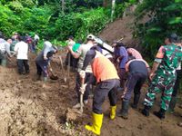Senderan Hingga Bahu Jalan di Desa Sepang Jebol Akibat Hujan Deras Senderan Jebol
