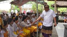 Bupati Tamba Hadiri Upacara Manusa Yadnya Massal di Banjar Munduk Anggrek Banjar Munduk Anggrek