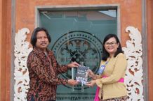 Direktur Perpustakaan Pusat Universitas Islam Internasional Indonesia Studi Banding Pengelolaan Perpustakaan Unud