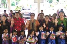 Rai Wahyuni Sanjaya Bagikan PMT dan APE Untuk Anak PAUD dan TK se-Kabupaten Tabanan PMT